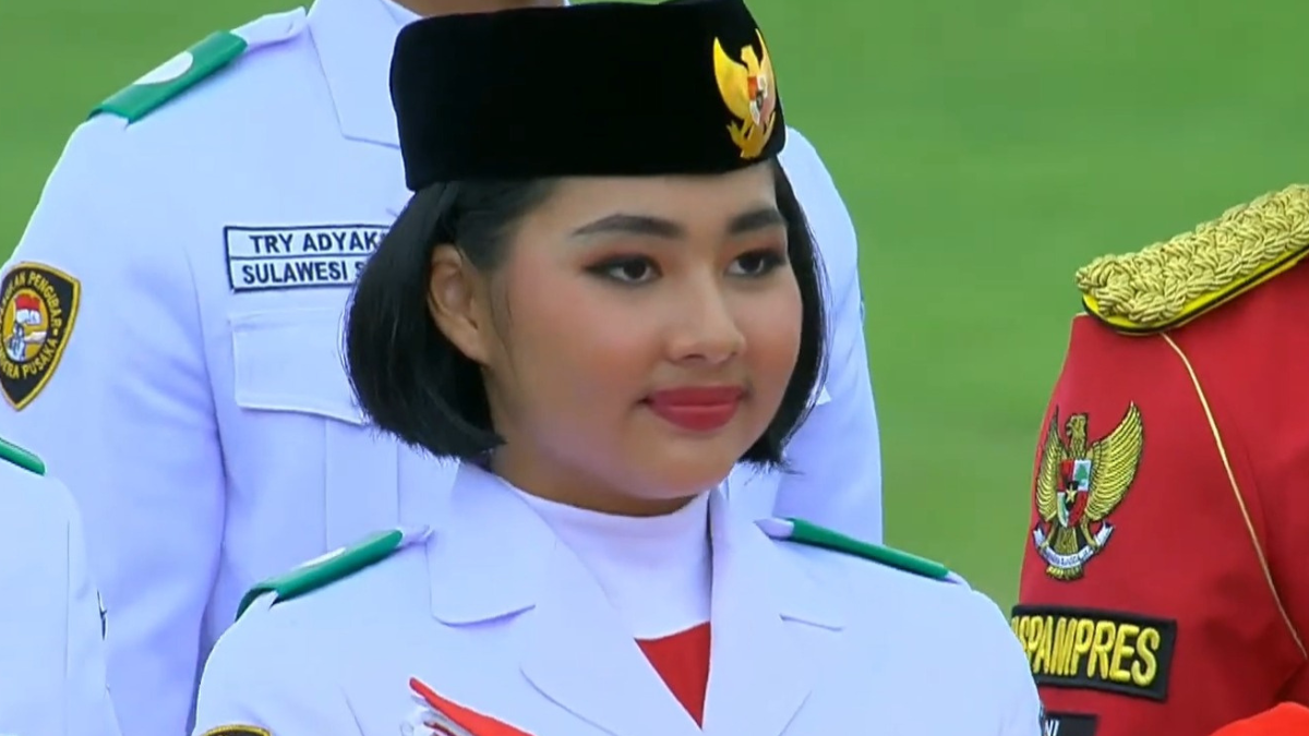 Sosok Livenia Evelyn Kurniawan, pembawa baki bendera pada HUT RI ke-79. Foto: Tangkapan Layar YouTube Sekretariat Presiden