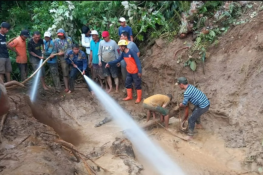 Akibat longsor di Kabupaten Agam, BPBD imbau masyarakat untuk waspada terhadap longsor susulan. Foto: Laman BNPB