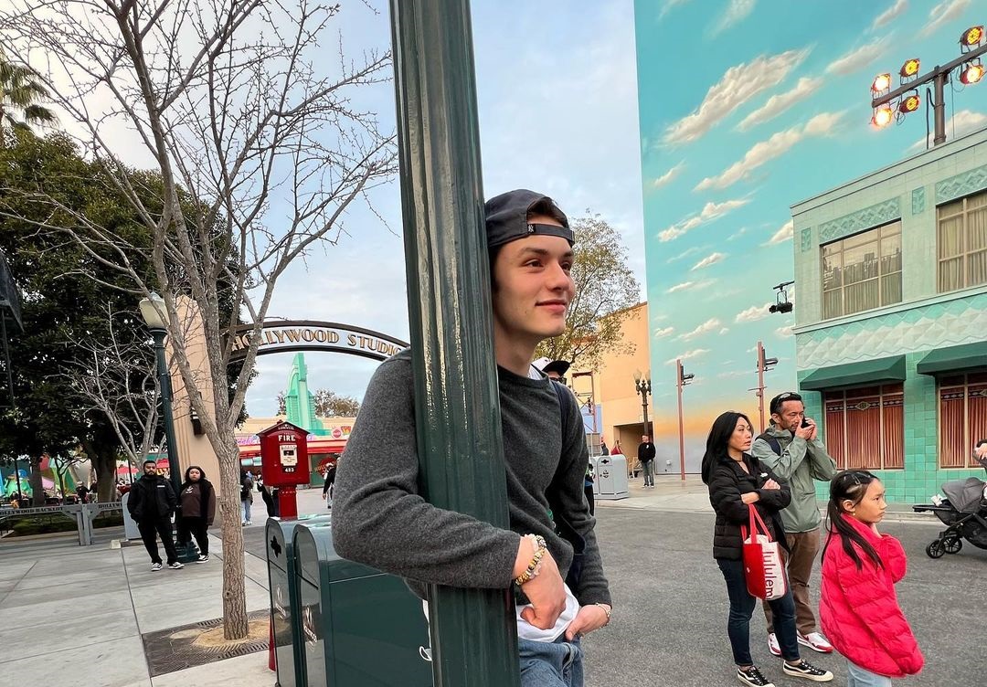 Rekomendasi film yang dibintangi Louis Partridge. Foto instagram.comlouispartridge_