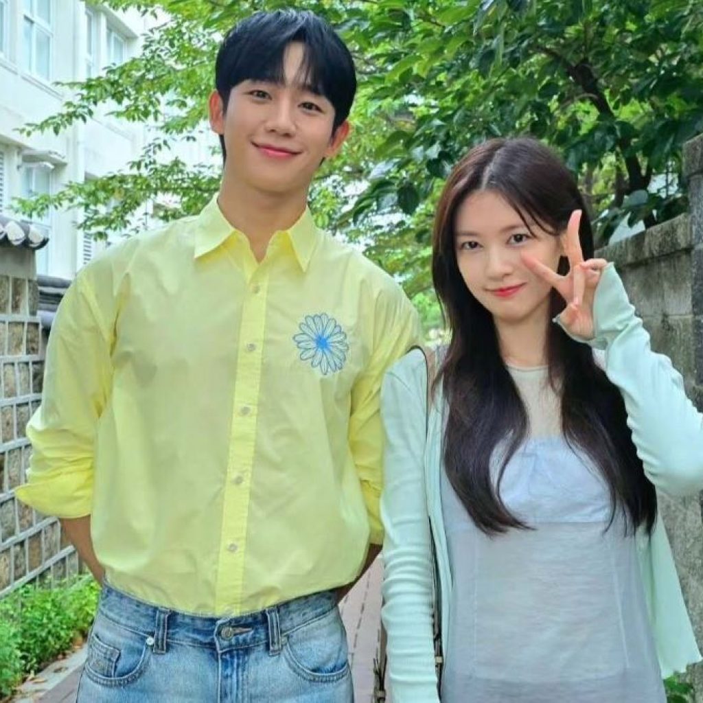 Love Next Door menduduki peringkat satu reputasi merek drama periode Oktober 2024. Foto: instagram.com/holyhaein