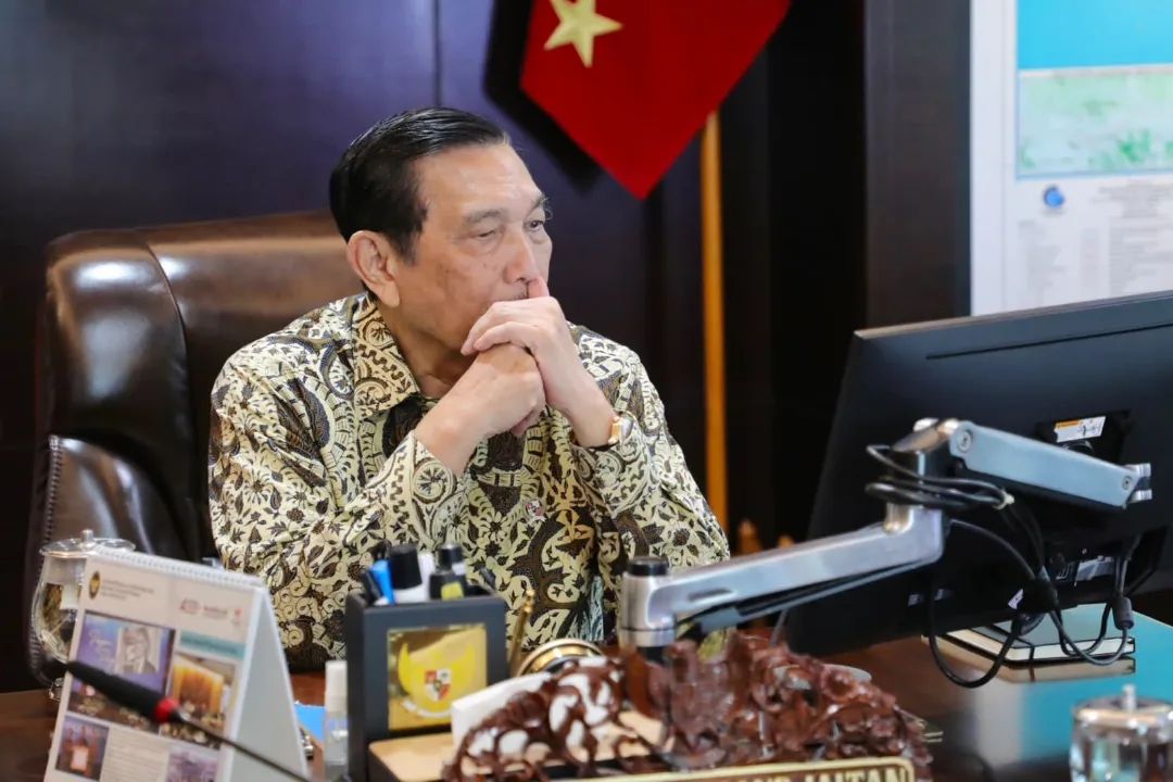 Menteri Luhut berencana menaikkan tarif pajak sepeda motor konvensional. Foto: instagram.com/luhut.pandjaitan