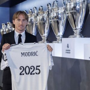 Tambah Setahun, Luka Modric Resmi Perpanjang Kontrak di Real Madrid