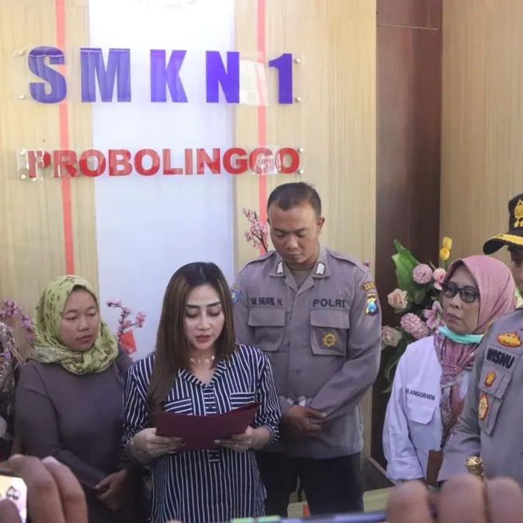 Luluk dan Bripka Nuril meminta maaf kepada siswi magang dan pihak sekolah. FOTO: instagram.com/polres_probolinggo