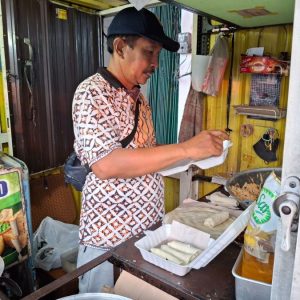 Kisah Hermawan Penjual Lumpia Khas Semarang, Berhasil Gaet Pengunjung hingga Wisatawan Berkat Alfamart