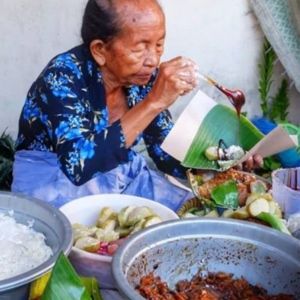 Kuliner street food di Yogyakarta melegenda, Lupis Mbah Satinem. Foto: visitingjogja.jogjaprov.go.id