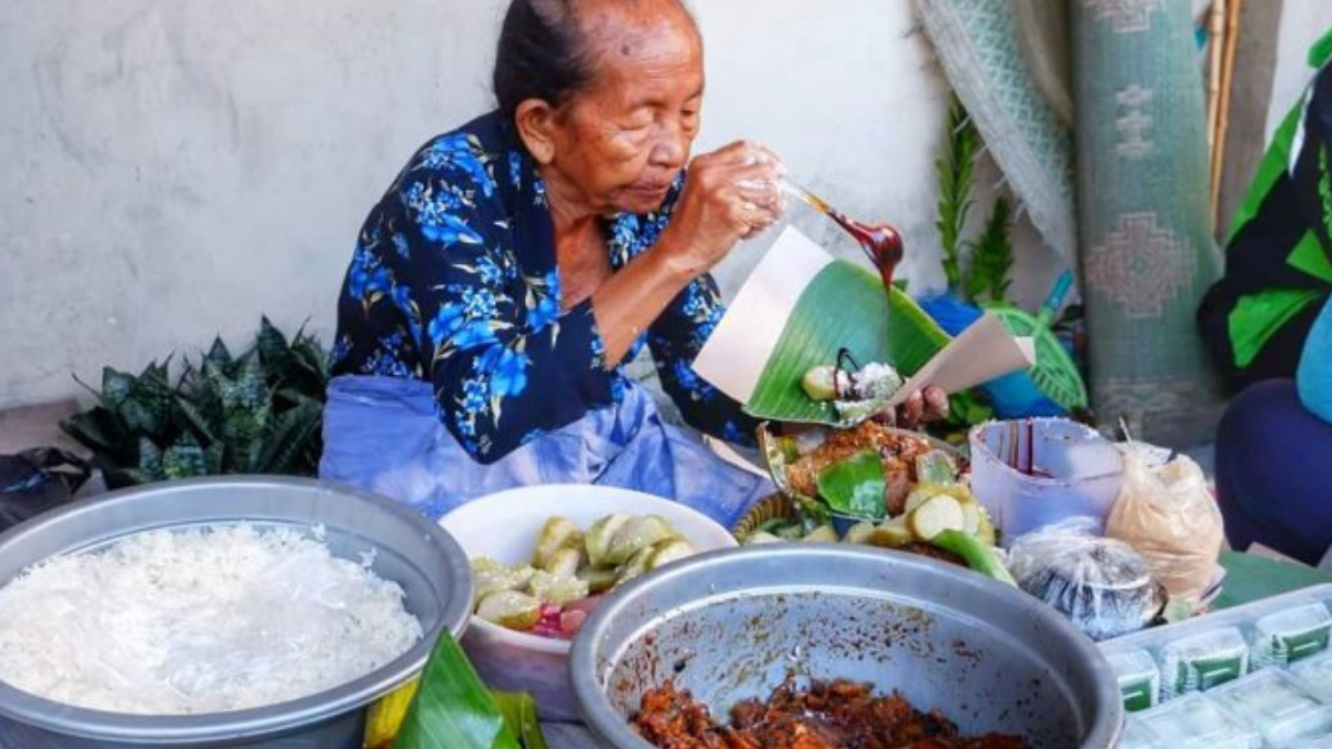 Kuliner street food di Yogyakarta melegenda, Lupis Mbah Satinem. Foto: visitingjogja.jogjaprov.go.id