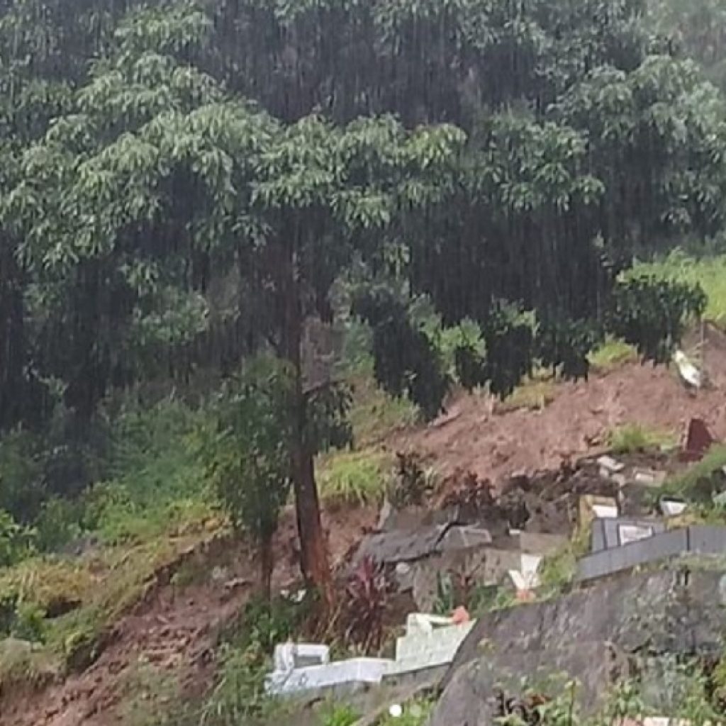 Viral! Mayat Terseret Keluar dari Kubur Akibat Longsor di Padang, Warga dan Petugas Lakukan Evakuasi