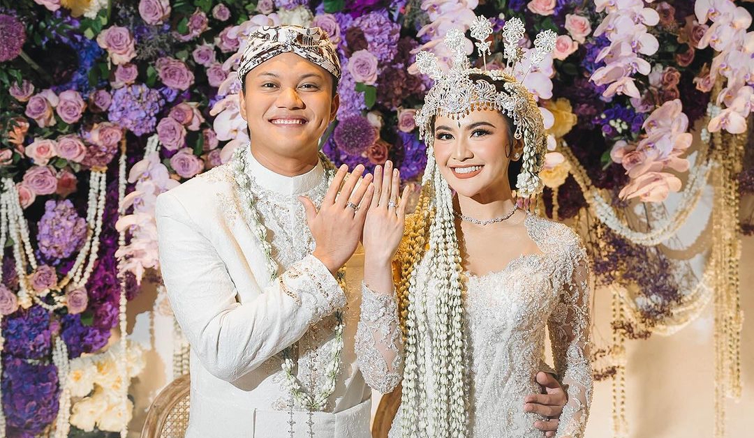 Penyanyi Rizky Febian dan Mahalini resmi menikah. Foto: Instagram @axioo dan @rizkyfbian