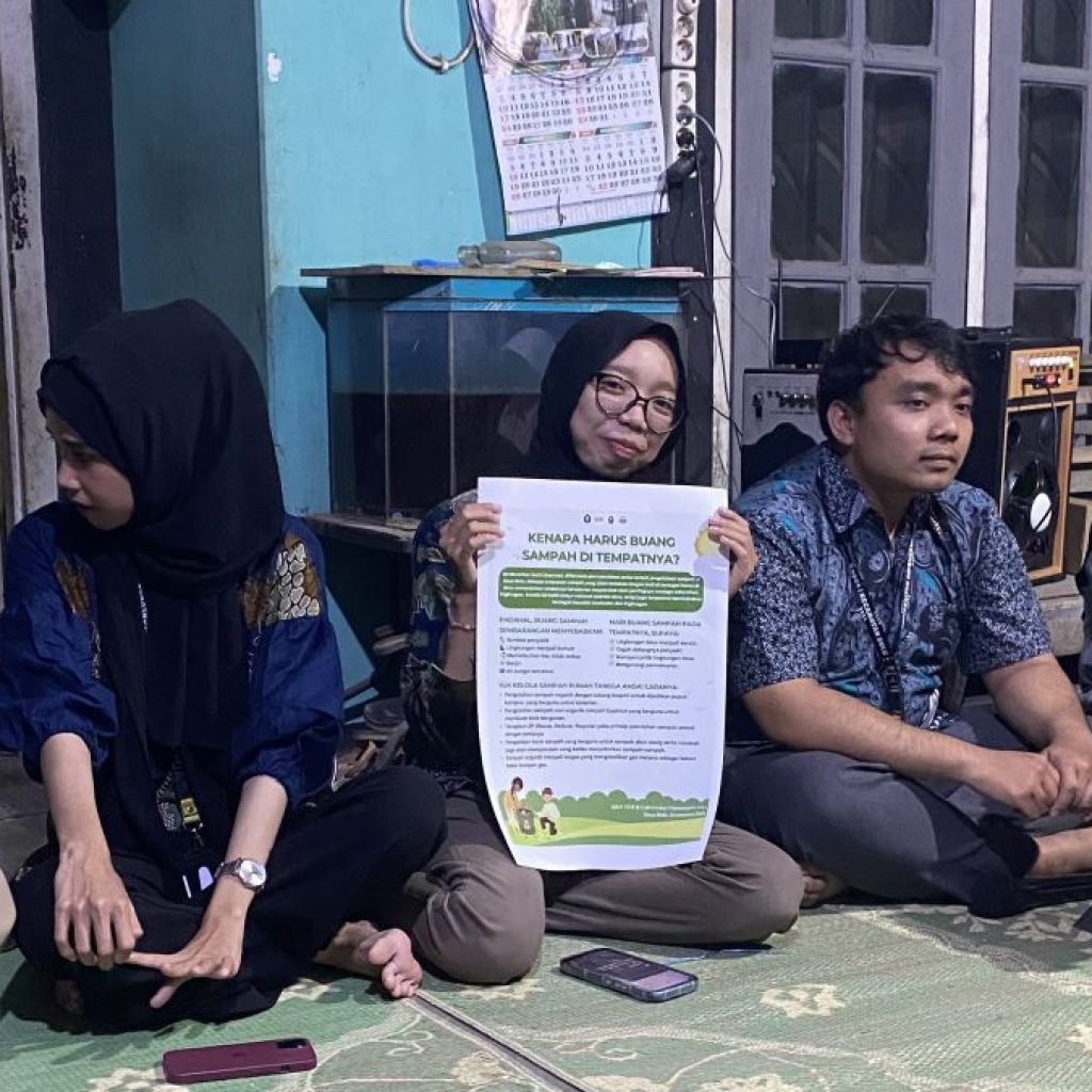 Program waste management on Bulu Village oleh mahasiswa KKN Undip. Foto: Dok. Ixora F
