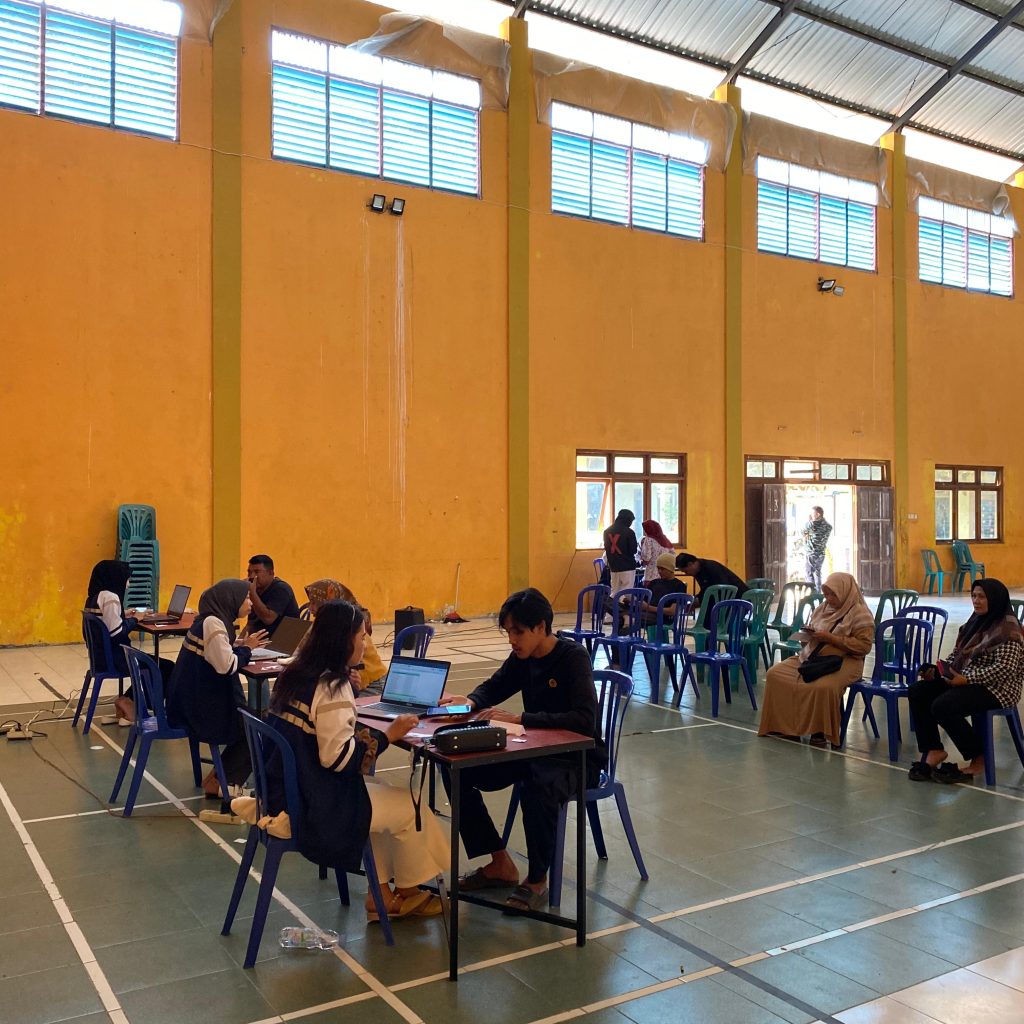 Mahasiswa KKN Tim II Undip 2024 bantu capai target aktivasi IKD di Desa Bulu, Temanggung. Foto: Dok. Ixora F