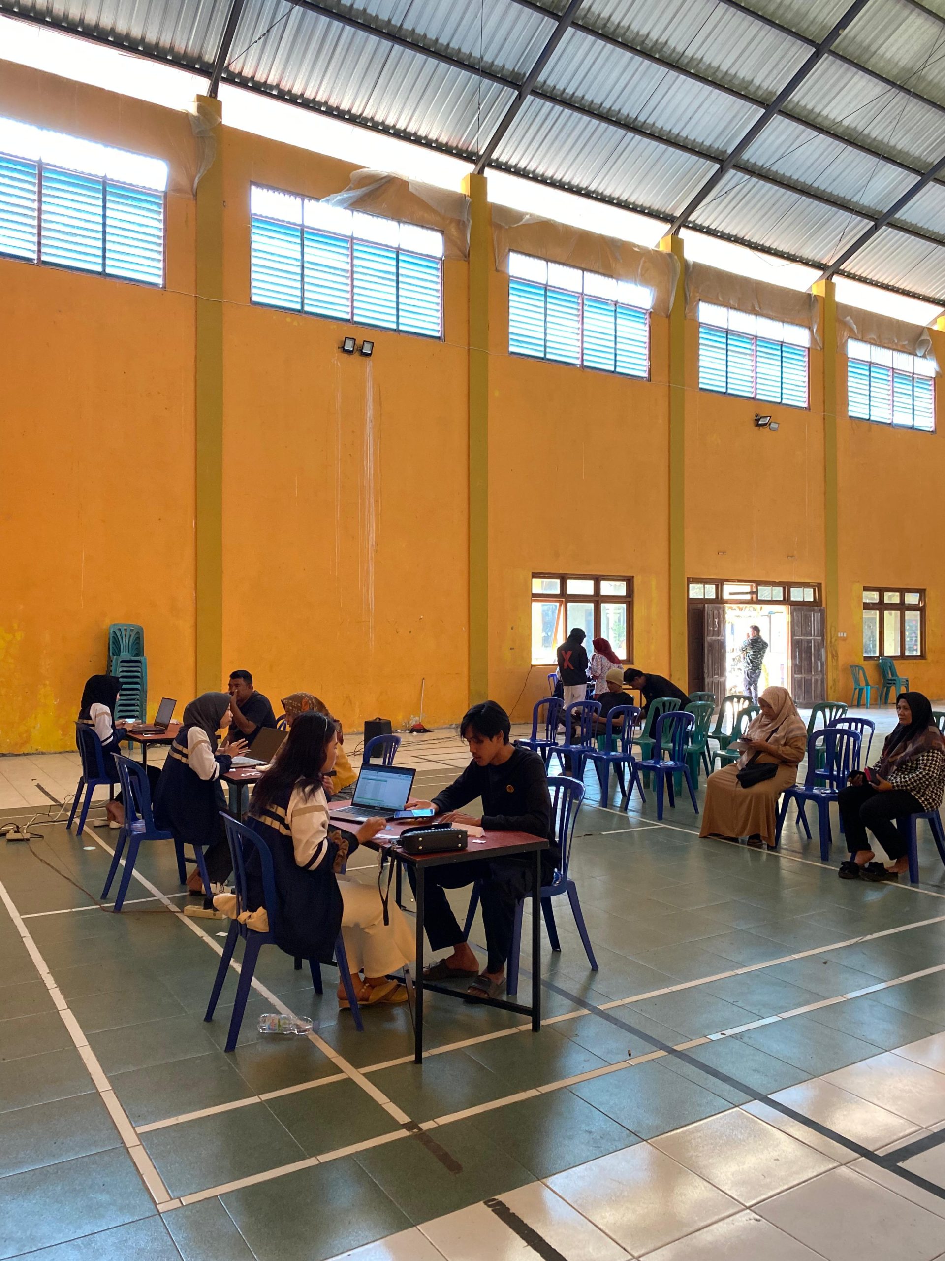 Mahasiswa KKN Tim II Undip 2024 bantu capai target aktivasi IKD di Desa Bulu, Temanggung. Foto: Dok. Ixora F