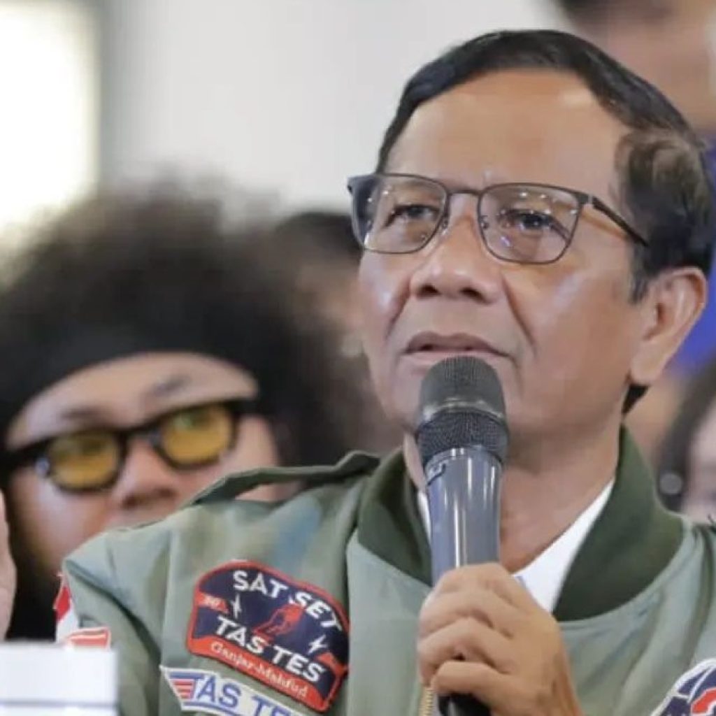 Mahfud MD jawab pertanyaan apakah Gibran didiskualifikasi dalam acara Tabrak Prof di Jakarta. Foto: Instagram.com/mohmahfudmd