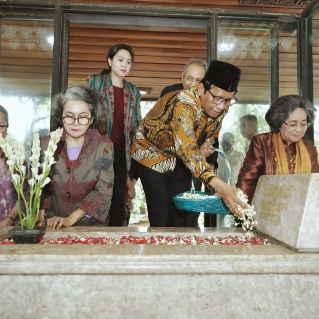 Mahfud MD bersama ketiga putri Bung Hatta berziarah ke makam Mohammad Hatta. Foto: Instagram.com/mohmahfudmd