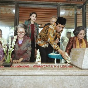 Ditemani Meutia Hatta, Mahfud MD Ziarah ke Makam Bung Hatta di TPU Tanah Kusir
