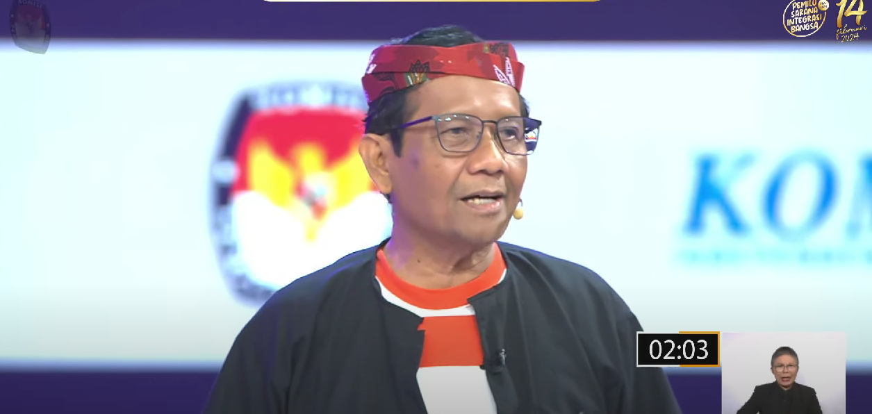 Mahfud MD bahas soal pinjol di debat cawapres 2024. Foto: Tangkapan Layar YouTube KPU RI