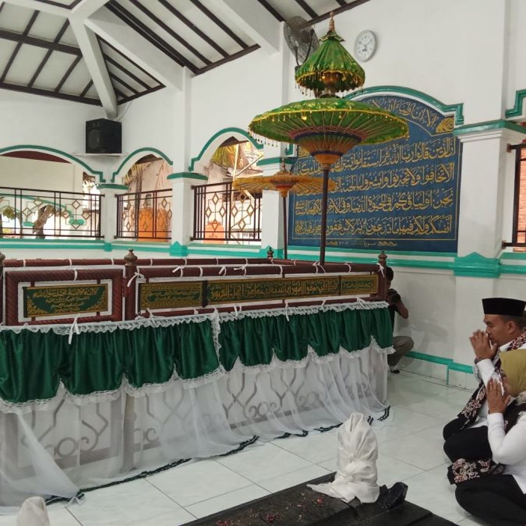 Pasangan ASRI berziarah ke makam Sunan Pojok. Foto: Dok. Lilik Yuliantoro