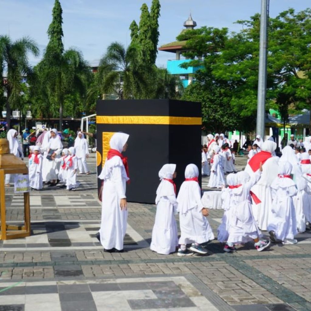 Peserta didik Raudhatul Athfal se-Kabupaten Blora ikuti latihan manasik haji. Foto: Istimewa