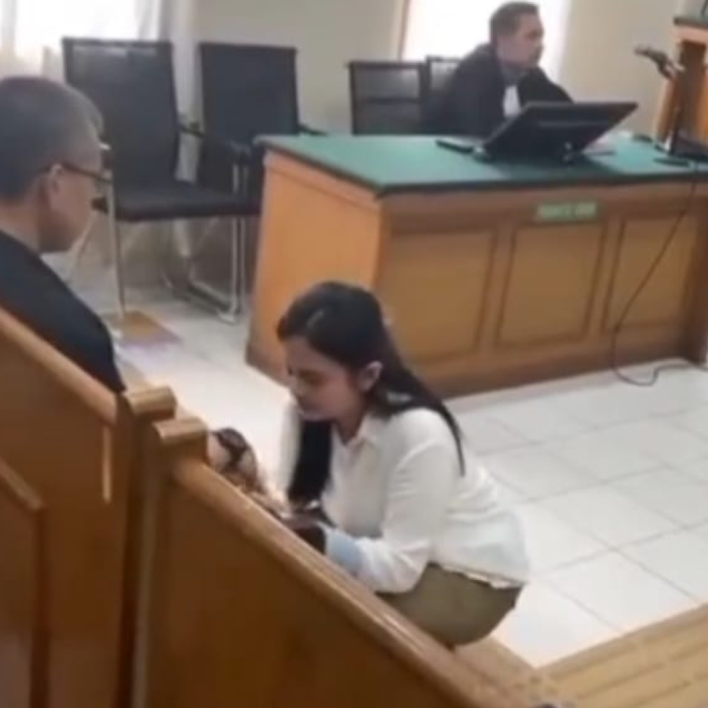 Momen saat Marisa Putri terdakwa kecelakaan maut bersimpuh meminta maaf pada suami korban. Foto: x.com/kegblgnunfaedh