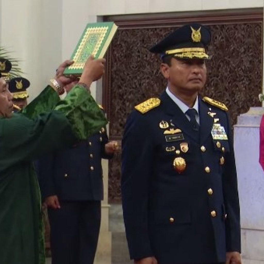 Mantan ajudan Jokowi, Marsdya Tony Harjono dilantik menjadi. Foto: Tangkapan Layar YouTube Sekretariat Presiden