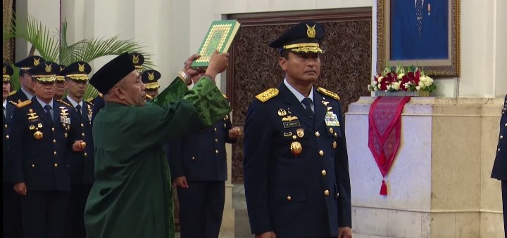 Mantan ajudan Jokowi, Marsdya Tony Harjono dilantik menjadi. Foto: Tangkapan Layar YouTube Sekretariat Presiden