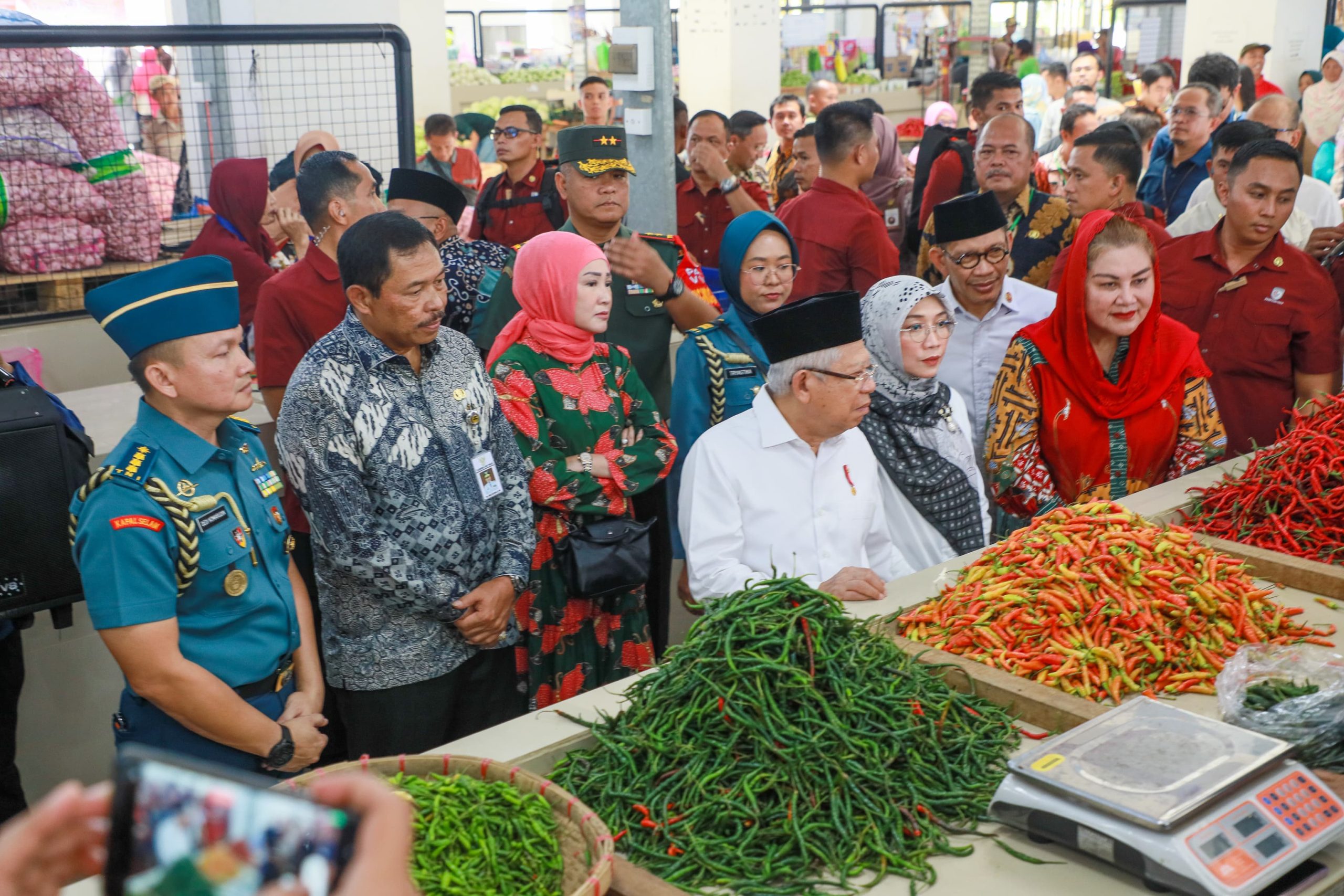 Ma'ruf Amin meninjau harga bahan pokok di Pasar Johar. Foto: Humas Pemprov Jateng