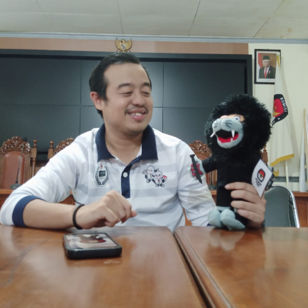 SDM KPU Kabupaten Blora, Ahmad Mustakim saat menunjukkan maskot Pilkada Blora 2024 bernama Sibaba. Foto: Istimewa