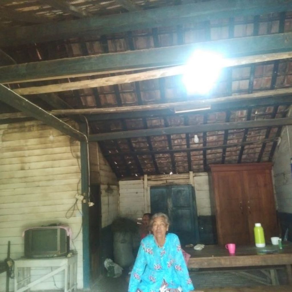 Berkat PLN, Rumah Mbah Dinah Warga Dukuh Geneng Kini Tersambung Listrik secara Gratis