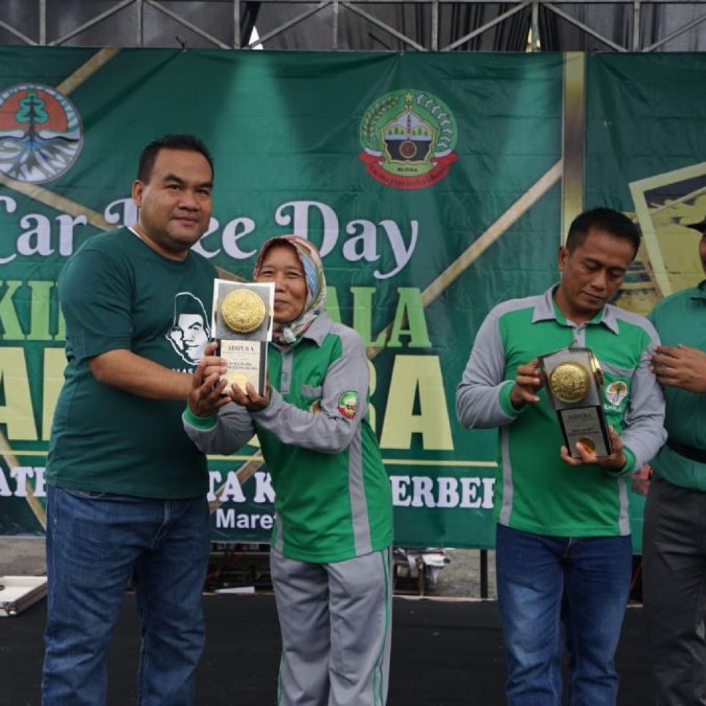 Kebahagiaan Mbah Lasti petugas kebersihan usai Blora terima piala Adipura. Foto: Dok. Istimewa