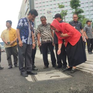 Mbak Ita Tinjau Jalan Pemuda Semarang, Ternyata Ini Penyebab Genangan Terjadi