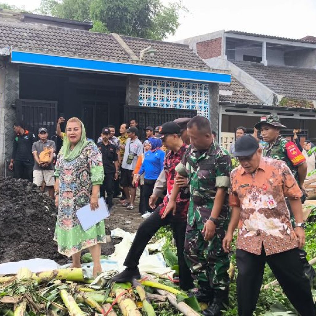 Wali Kota Semarang, Hevearita Gunaryanti Rahayu bersama jajaran tinjau lokasi tembok jebol di Perumahan Dahlia, Meteseh, Kecamatan Tembalang. Foto: Dok. Alan Henry
