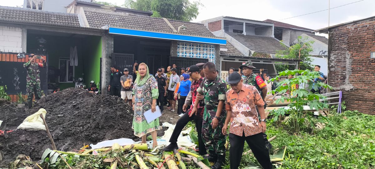 Wali Kota Semarang, Hevearita Gunaryanti Rahayu bersama jajaran tinjau lokasi tembok jebol di Perumahan Dahlia, Meteseh, Kecamatan Tembalang. Foto: Dok. Alan Henry