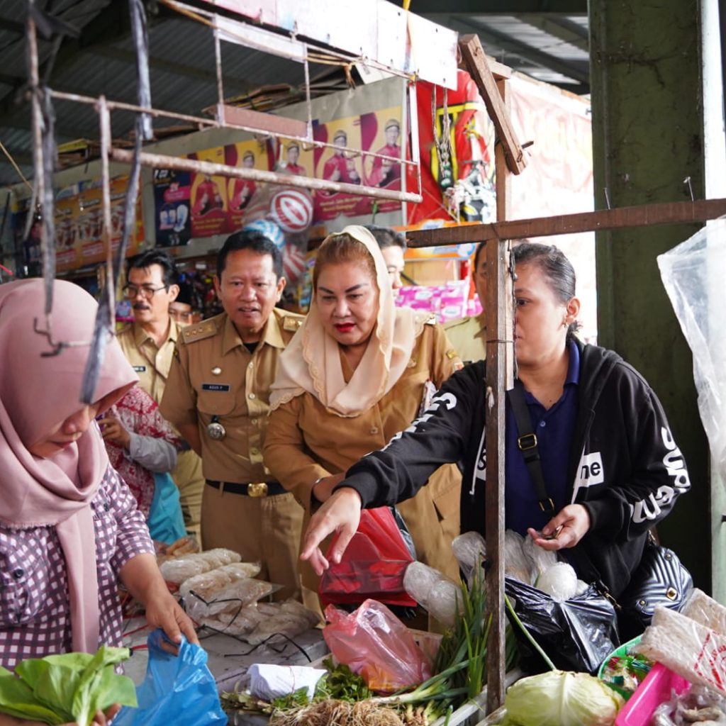 Mbak Ita kunjungi pasar tradisional di Semarang untuk cek kenaikan harga. Foto: Humas