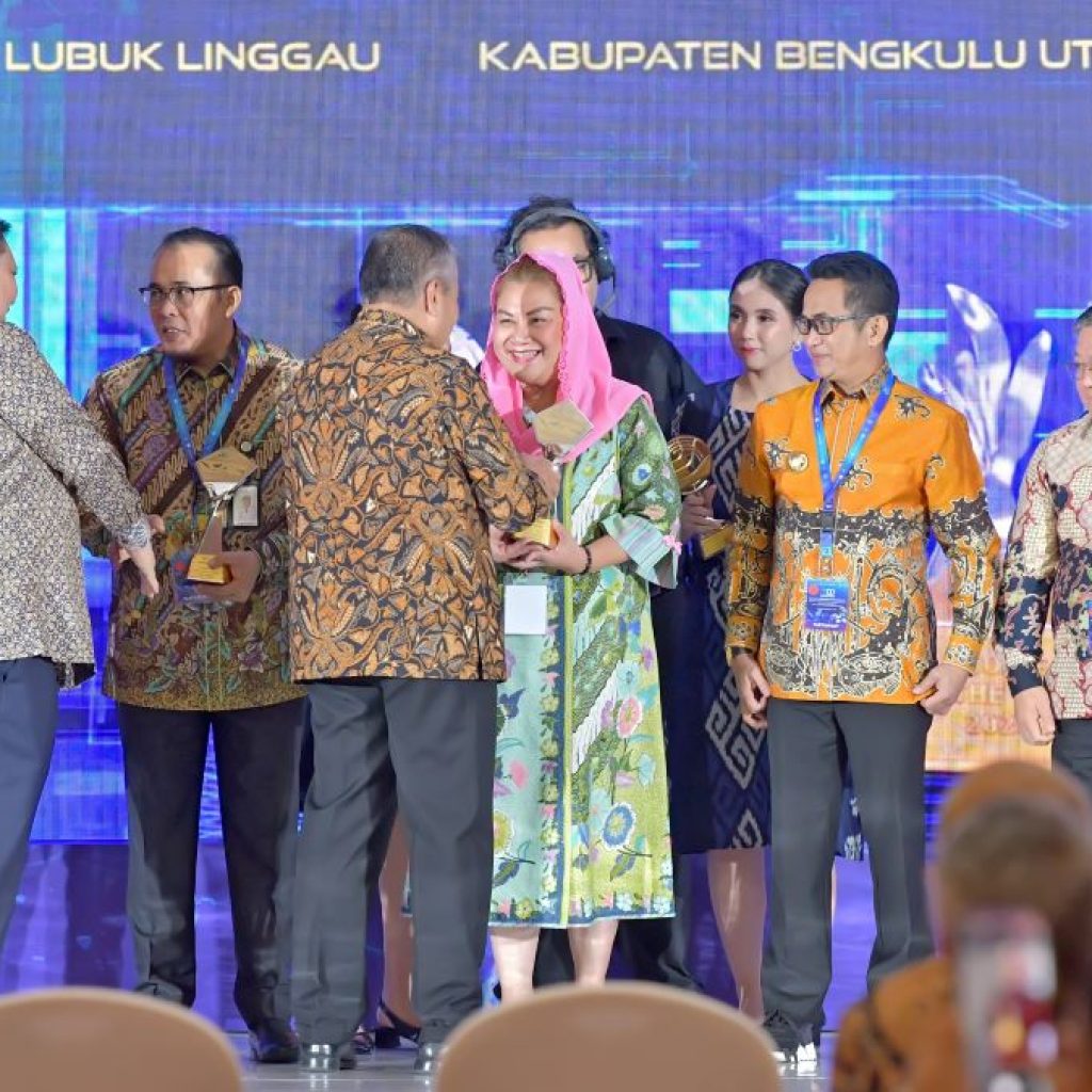 Wali Kota Semarang, Hevearita Gunaryanti Rahayu terima penghargaan di acara Rakornas Percepatan dan Perluasan Digitalisasi Daerah (P2DD) 2024. Foto: Dok. Pemkot Semarang