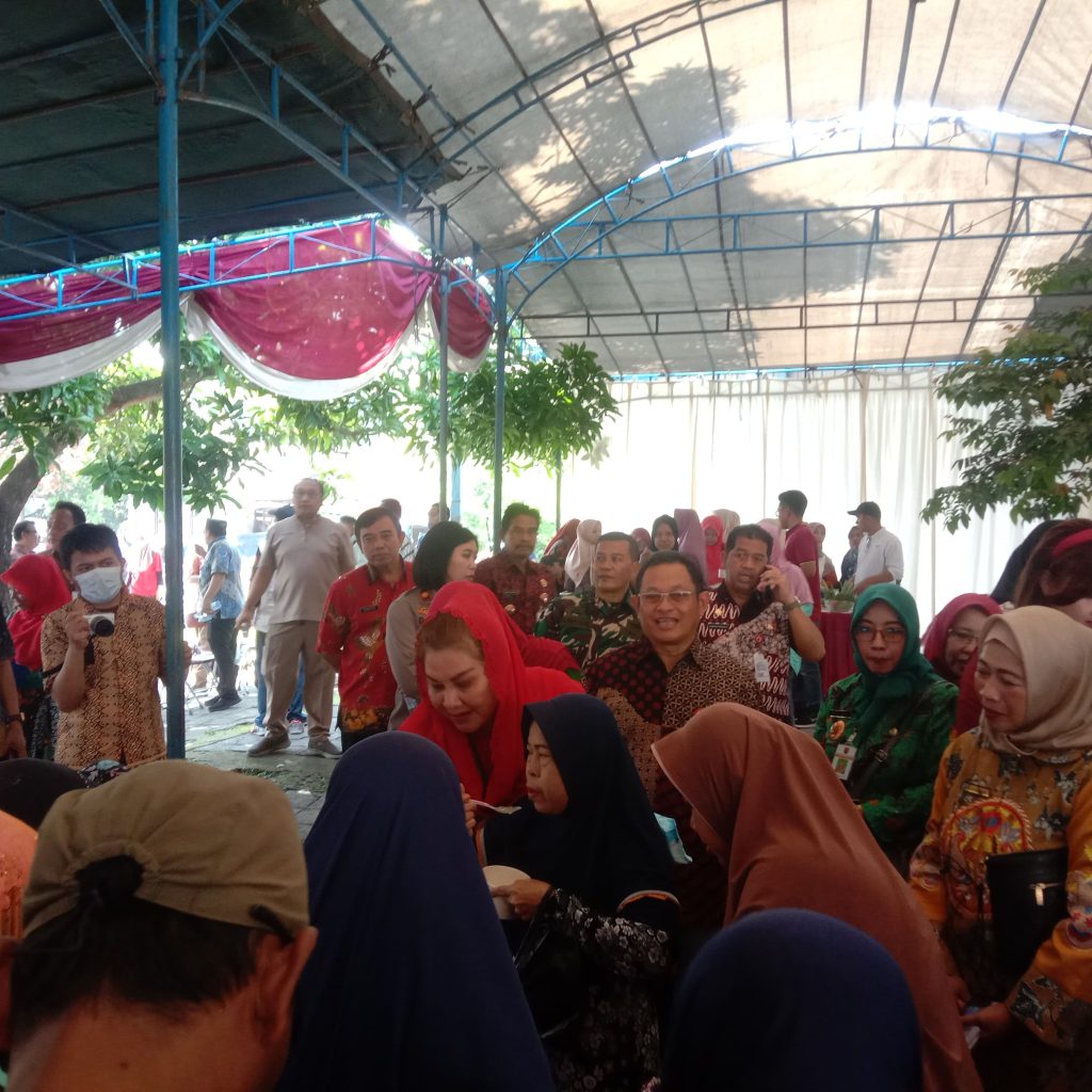 Mbak Ita Sapa Warga Plamongan Sari untuk sosialisasikan olahan pangan pendamping beras. Foto: Dok. CR03