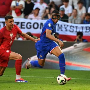 Deschamps Curhat, Keringat Bikin Mbappe Terganggu saat Pakai Topengnya