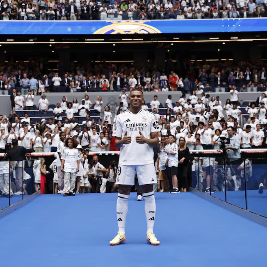 Kylian Mbappe resmi diperkenalkan Real Madrid di depan publik. Foto: x.com/RealEspartaB