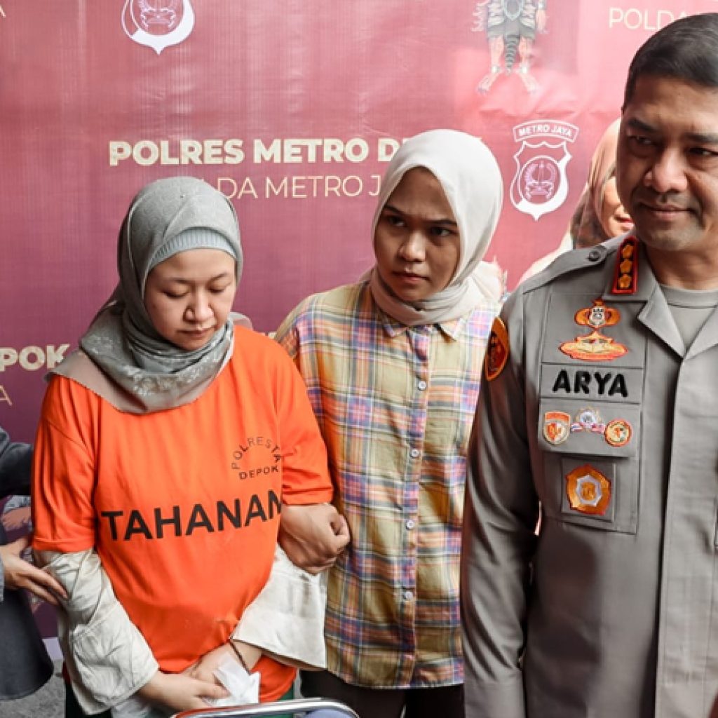 Meita Irianty, tersangka kasus penganiayaan anak, dibawa ke Rumah Sakit Polri Kramatjati untuk menjalani perawatan. Foto: PMJNews