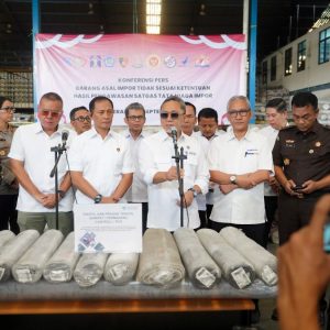 Mendag Zulhas dan Satgas Lakukan Ekspose Hasil Pengawasan Barang Impor, Produk Tekstil Senilai Rp10 Miliar Diamankan