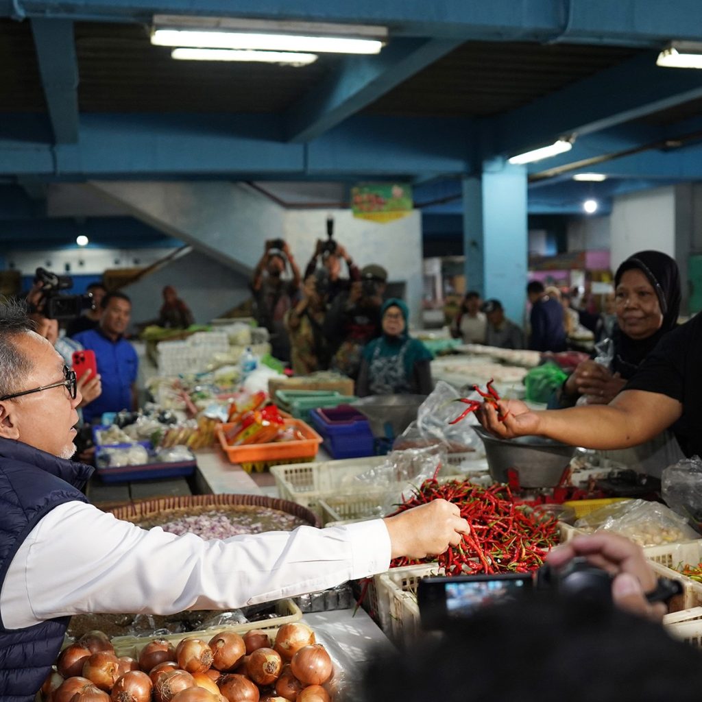 Kunjungi Pasar Bulu Semarang, Mendag pastikan harga dan stok jelang Nataru aman. Foto: Laman Kemendag