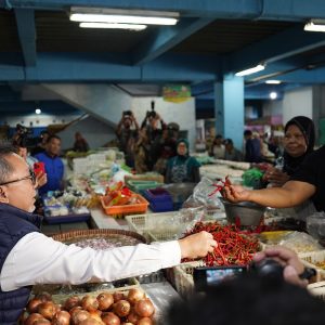 Mendag Kunjungi Pasar Bulu Semarang, Pastikan Harga dan Stok Bapok Jelang Nataru Aman