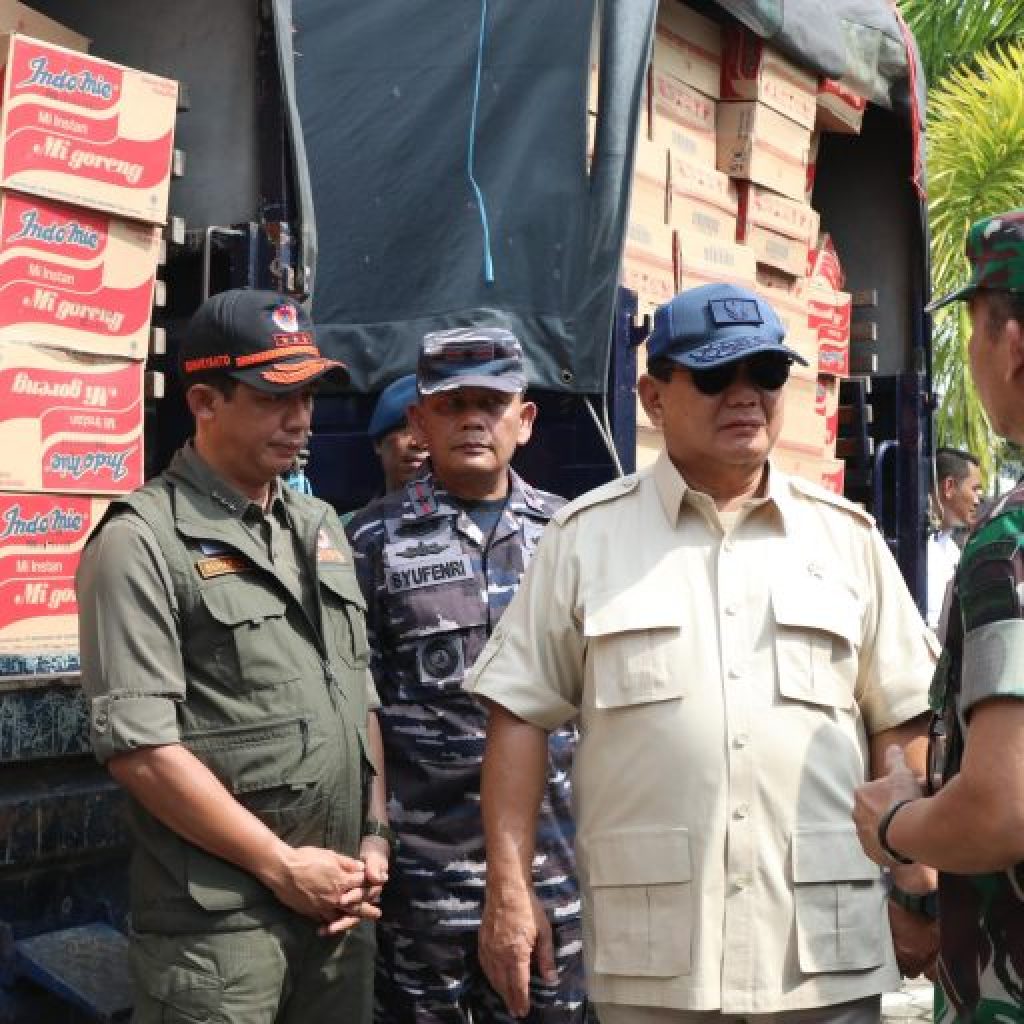 Kunjungi Sumbar, Menhan Prabowo Beri Bantuan untuk Korban Banjir Bandang dan Tanah Longsor