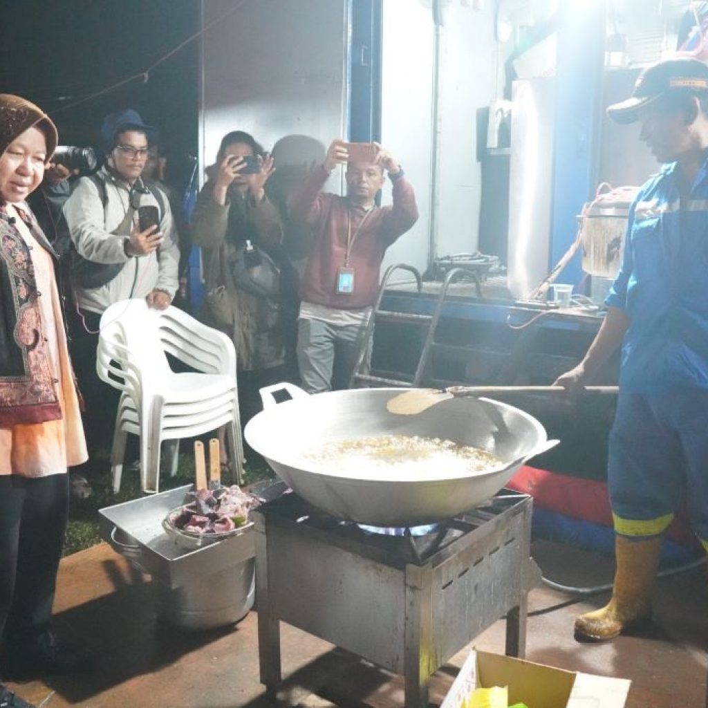 Mensos pastikan sediakan bahan makanan yang sehat untuk para pengungsi di Sumbar. Foto: Laman Kemensos RI