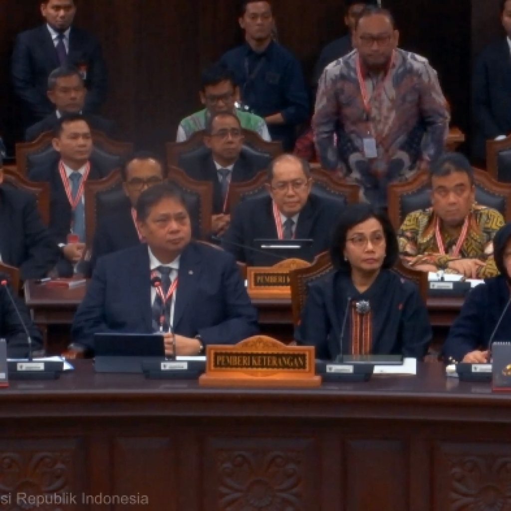 Empat menteri Jokowi hadir di sidang MK. Foto: Tangkapan Layar YouTube Mahkamah Konstitusi RI