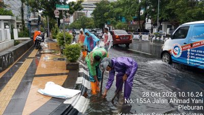 TUTURPEDIA - Meski Diguyur Hujan, DPU Kota Semarang Tetap Turunkan Petugas untuk Bersihkan Saluran Air Cegah Banjir