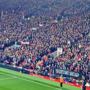 Meskipun Dilarang, Bendera Palestina Membentang di Anfield dalam Derby Merseyside