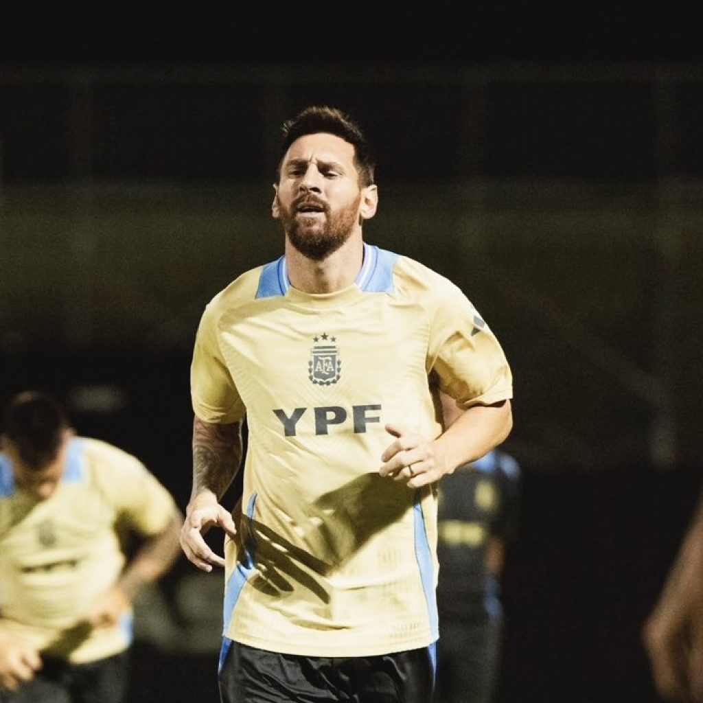 Lionel Messi siap main dalam laga Argentina vs Venezuela di Kualifikasi Piala Dunia 2026. Foto: x.com/Argentina