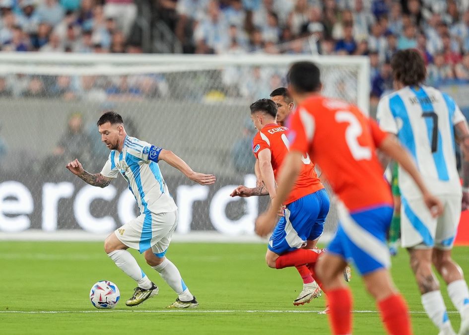 Lionel Messi mengalami cedera dari laga Argentina vs Chile di Copa America 2024. Foto: x.com/Argentina