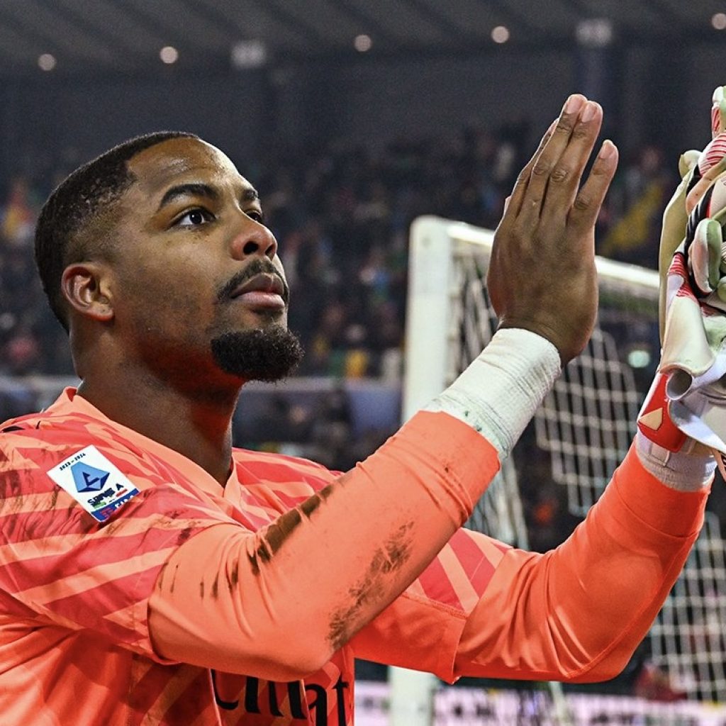 Fans Udinese pelaku rasisme terhadap Mike Maignan dapat sanksi seumur hidup. Foto: x.com/acmilan