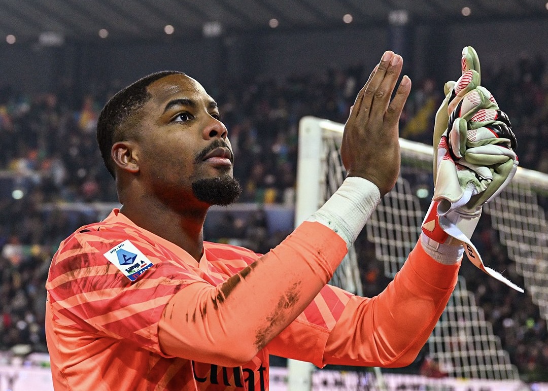Fans Udinese pelaku rasisme terhadap Mike Maignan dapat sanksi seumur hidup. Foto: x.com/acmilan