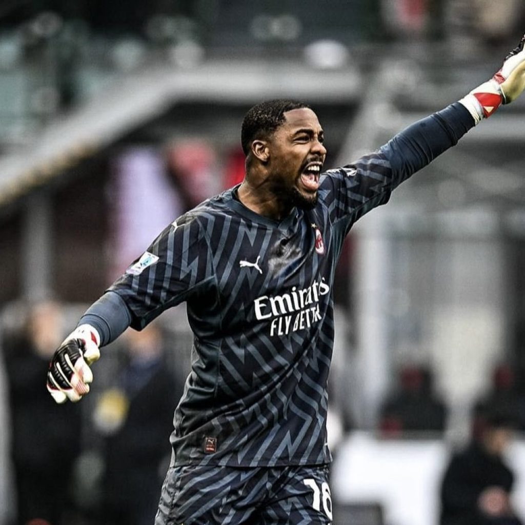 Kiper AC Milan Mike Maignan Tuntut Sanksi Berat untuk Lawan Rasisme: Bicara Saja Sudah Nggak Cukup!